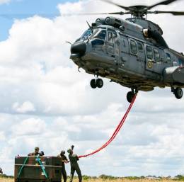 Un  H-225M de la Marina brasilea traslad un generador de 1 tonelada.