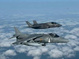 Un �Harrier� II de la Armada espa�ola y un F-35B volando en formaci�n. (Foto Deutsche Marine)