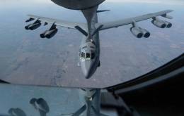 Un bombardero B-52H es reabastecido en vuelo desde un KC-135. Bien visibles, los motores TF33 dispuestos por parejas acumulan muchos a�os de servicio (USAF)