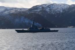 Fragata �Alvaro de Baz�n� en el paralelo 66� 33�44�N.