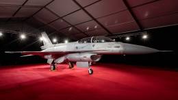 El primer F-16 Bloque 70 de Bar�in en si ceremonia de entrega en la factor�a de Greenville. (foto Lockheed Martin)