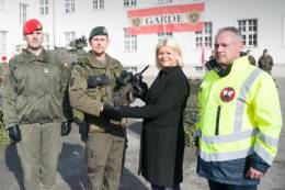 La Ministra de Defensa de Austria, Klaudia Tanner, en la entrega de los nuevos fusiles de asalto (Bundesheer)