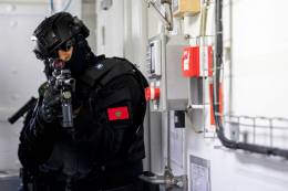 Un miembro de las fuerzas de operaciones especiales de la Real Marina de Marruecos a bordo del �Audaz�.