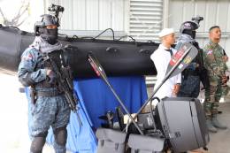 Personal naval delante de uno de los botes inflables Zodiac Milpro FC 470 EVOL7 transferido a la Armada de Repblica Dominicana. (Foto: U.S. Southern Command)