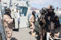 El EOS de Infanter�a de Marina asegurando el puente del nav�o asaltado. (Foto Antonio Rodr�guez Santana)