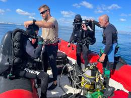 Equipo EDE pertrechndose para la intervenir el explosivo.