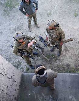 El binomio del MOE recibe instrucciones sobre uno de los ejercicios que iba a realizar. (US Army, K.Kassens)