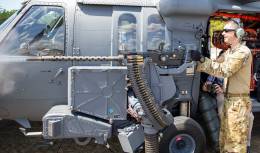 Pruebas en tierra de la GAU-18 montada en el HH-60W. Se distingue el contenedor de municin y la posicin plegada hacia adelante (USAF)