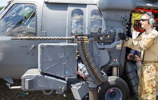 Pruebas en tierra de la GAU-18 montada en el HH-60W. Se distingue el contenedor de munición y la posición plegada hacia adelante (USAF)