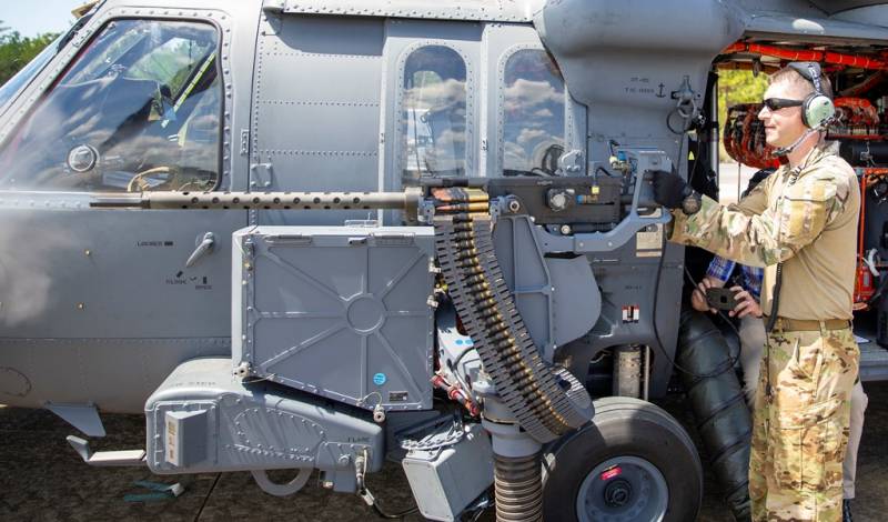Pruebas en tierra de la GAU-18 montada en el HH-60W. Se distingue el contenedor de municin y la posicin plegada hacia adelante (USAF)
