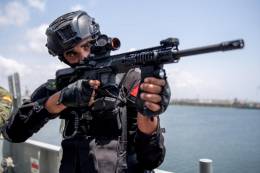 Uno de los miembros fuerzas especiales de Marruecos empu�a su Verney-Carron VCD-15.