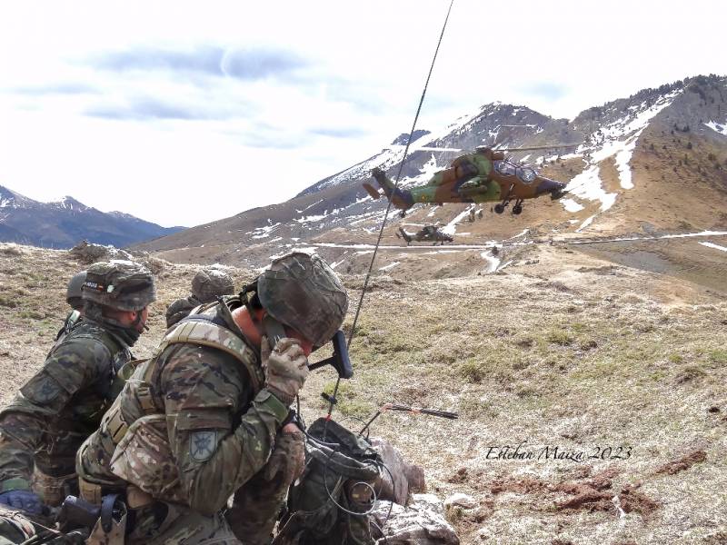 Un JTAC del RICZM 64 coordinando una acción de Close Air Support con dos helicópteros Tigre en una zona de alta montaña. Un JTAC del RICZM 64 coordinando una acción de Close Air Support con dos helicópteros Tigre en una zona de alta montaña.