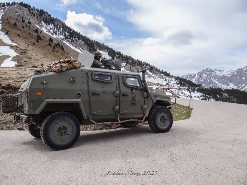Un VAMTAC establecido en una posición defensiva durante un enfrentamiento simulado con la fuerza oponente. Un VAMTAC establecido en una posición defensiva durante un enfrentamiento simulado con la fuerza oponente.