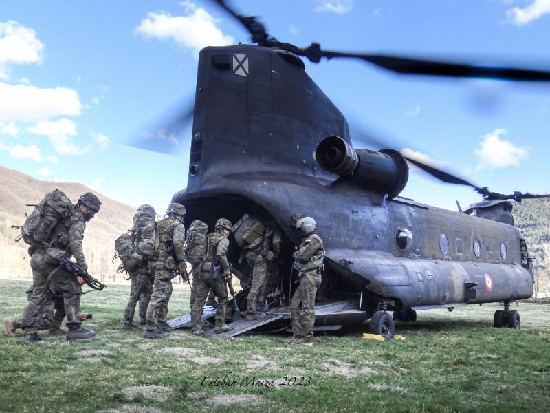 Tropas embarcando en un helicóptero ‘Chinook’ en los momentos previos a un helitransporte hasta una zona de operaciones. Tropas embarcando en un helicóptero ‘Chinook’ en los momentos previos a un helitransporte hasta una zona de operaciones.