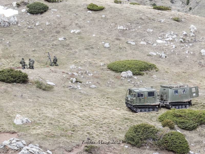 Un transporte oruga de montaña (TOM) utilizado para el desplazamiento en zonas montañosas y nevadas establecido en una posición desde la cual ejecutar fuego de morteros. Un transporte oruga de montaña (TOM) utilizado para el desplazamiento en zonas montañosas y nevadas establecido en una posición desde la cual ejecutar fuego de morteros.