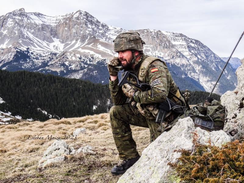 Un JTAC transmitiendo coordenadas de ataque por radio a los helicópteros ‘Tigre’ durante una acción de Close Air Support. Un JTAC transmitiendo coordenadas de ataque por radio a los helicópteros ‘Tigre’ durante una acción de Close Air Support.