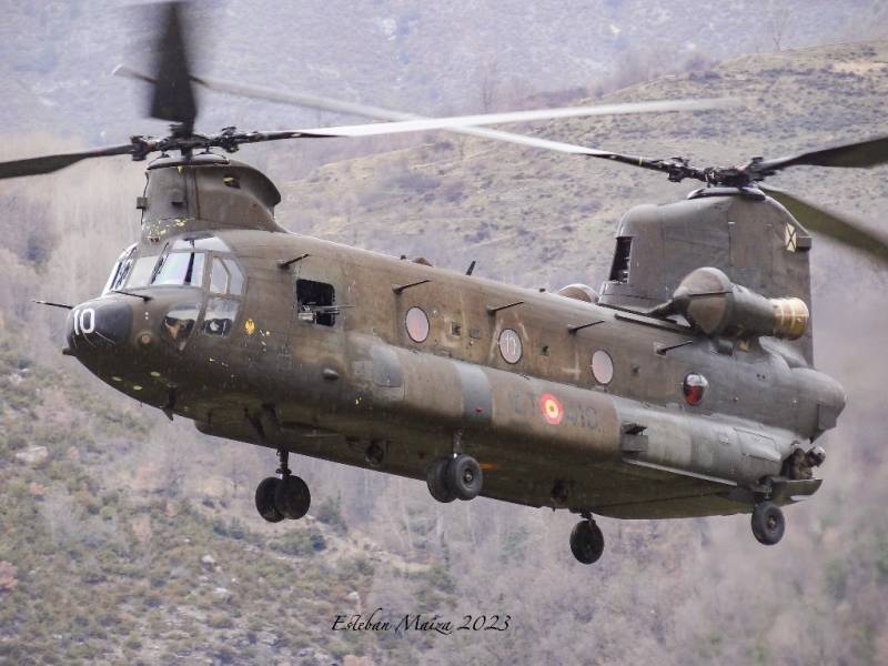 Uno de los pocos helicópteros ‘Chinook’ de la versión Delta que quedan operativos volando por la zona montañosa de Benasque. Uno de los pocos helicópteros ‘Chinook’ de la versión Delta que quedan operativos volando por la zona montañosa de Benasque.