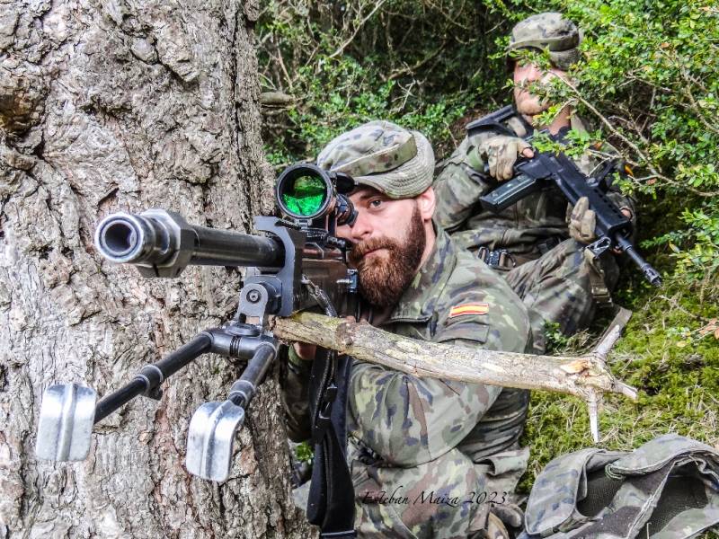 Un tirador de precisión con un fusil ‘Accuracy’ camuflado en una posición elevada desde la cual puede controlar los movimientos del enemigo. Un tirador de precisión con un fusil ‘Accuracy’ camuflado en una posición elevada desde la cual puede controlar los movimientos del enemigo.