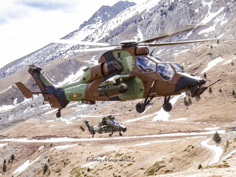Los dos ‘Tigre’ en vuelo estacionario en una zona montañosa con la poca nieve que aún quedaba de fondo. Los dos ‘Tigre’ en vuelo estacionario en una zona montañosa con la poca nieve que aún quedaba de fondo.