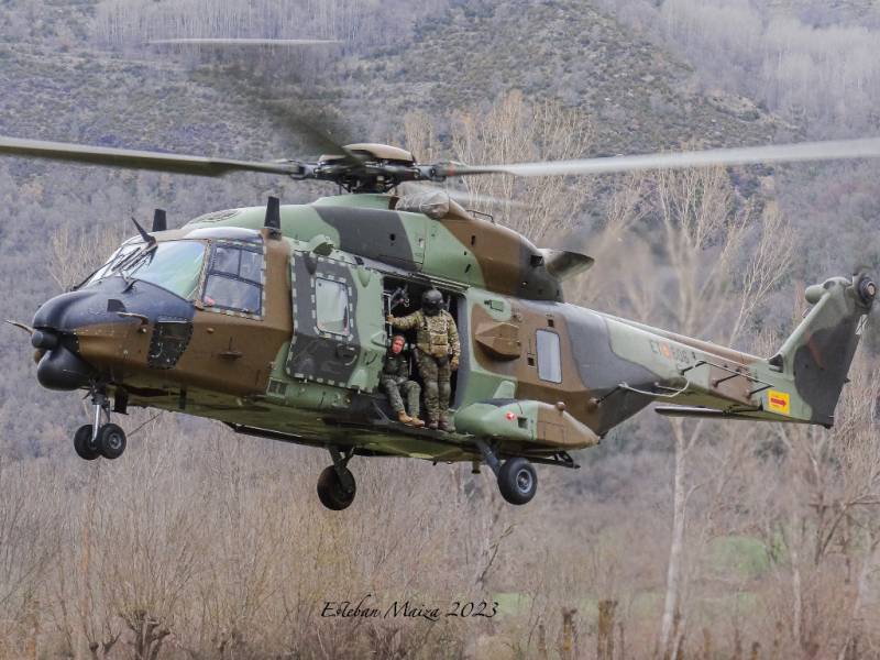 Un ‘Sarrio’ (nueva denominación para los NH-90 del BHELMA III) volando en una zona montañosa. Un ‘Sarrio’ (nueva denominación para los NH-90 del BHELMA III) volando en una zona montañosa.