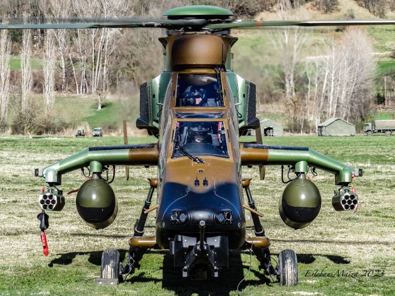 Un ‘Tigre’ visto de frente en los momentos previos al despegue para un vuelo de reconocimiento en patrulla con otros helicópteros. Un ‘Tigre’ visto de frente en los momentos previos al despegue para un vuelo de reconocimiento en patrulla con otros helicópteros.