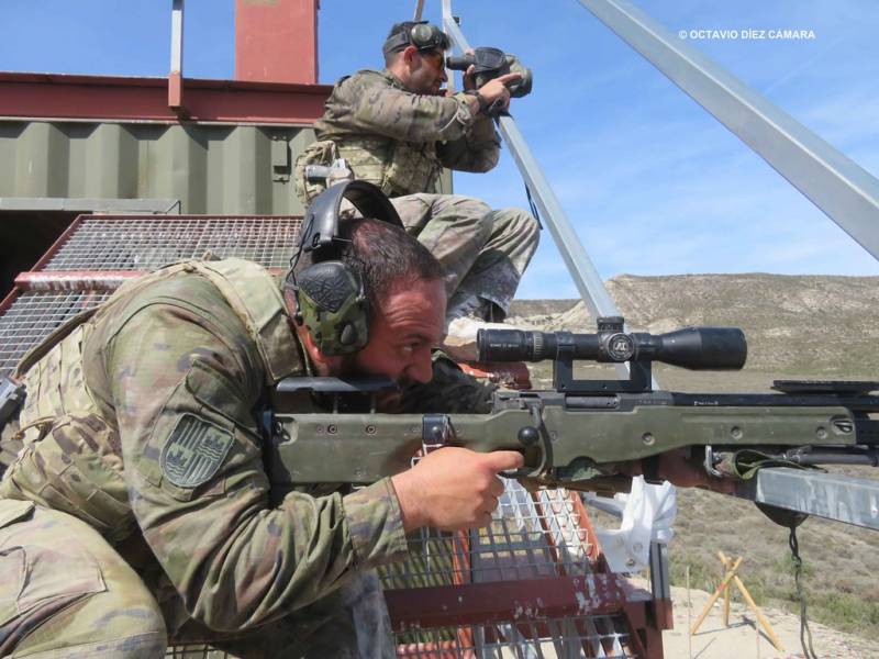 Equipo ligero empeñándose en localizar el objetivo asignado y en alcanzarlo con los disparos certeros de un Accuracy AWP. (Octavio Díez Cámara) Equipo ligero empeñándose en localizar el objetivo asignado y en alcanzarlo con los disparos certeros de un Accuracy AWP. (Octavio Díez Cámara)