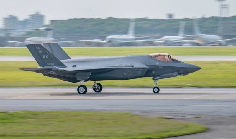 Uno de los F-35A a su llegada a la base de Kadena. (Foto USAF) Uno de los F-35A a su llegada a la base de Kadena. (Foto USAF)