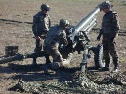 Artilleros de la Infantera de Marina ejercitndose con piezas remolcadas M-56 de las que llegaron a usar tres bateras. (Armada)
