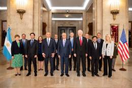 El ministro Jorge Taiana junto a embajador Stanley y congresistas.