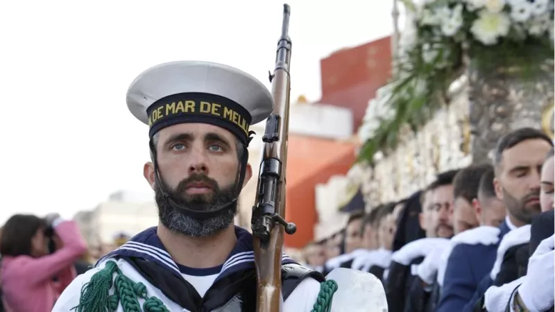 Primer plano de un miembro de la “Compañía del Mar” de Melilla, en traje de gala, como el de los marineros de la Armada. Foto: COMGEMEL Primer plano de un miembro de la “Compañía del Mar” de Melilla, en traje de gala, como el de los marineros de la Armada. Foto: COMGEMEL