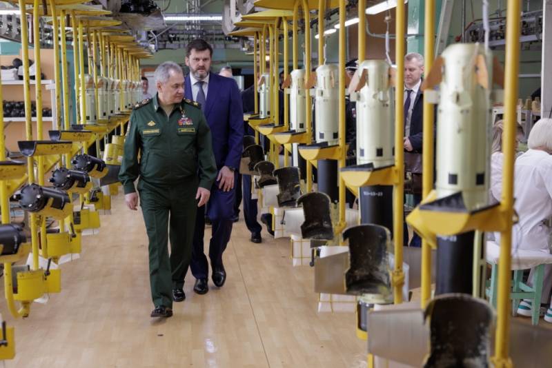 Se han distribuido imágenes de Shoigú recorriendo plantas donde se fabrican misiles. (MD Rusia) Se han distribuido imágenes de Shoigú recorriendo plantas donde se fabrican misiles. (MD Rusia)