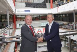 Alberto Sols, director de la Escuela STEAM, y Jos Julin Echevarra, director general de Sener. 