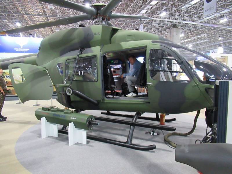 Durante la feria era misión imposible poder retratar al H145M sin visitantes a su alrededor (autor) Durante la feria era misión imposible poder retratar al H145M sin visitantes a su alrededor (autor)