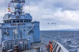 Fragata FFG 14 "Almte Latorre" y aviones F5E Tigre III, Foto Armada de Chile.