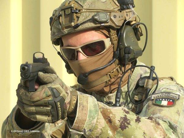 Las unidades de Operaciones Especiales del COMFOSE de Italia han recibido distintos modelos de pistolas APX de Beretta (Octavio Díez Cámara) Las unidades de Operaciones Especiales del COMFOSE de Italia han recibido distintos modelos de pistolas APX de Beretta (Octavio Díez Cámara)