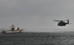 La lancha Avante II durante un ejercicio conjunto con un helicptero NH90 del Ala 48. (Foto SERTAM)