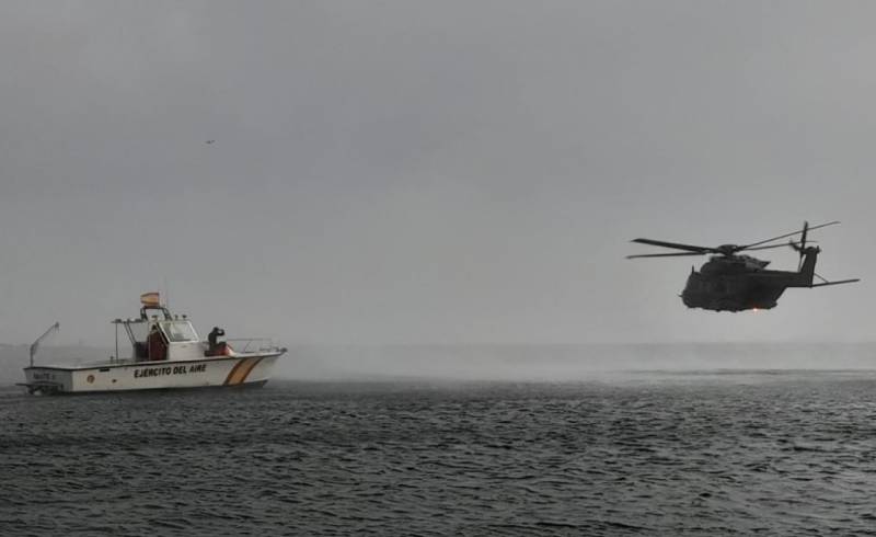 La lancha “Avante II” durante un ejercicio conjunto con un helicóptero NH90 del Ala 48. (Foto SERTAM) La lancha “Avante II” durante un ejercicio conjunto con un helicóptero NH90 del Ala 48. (Foto SERTAM)