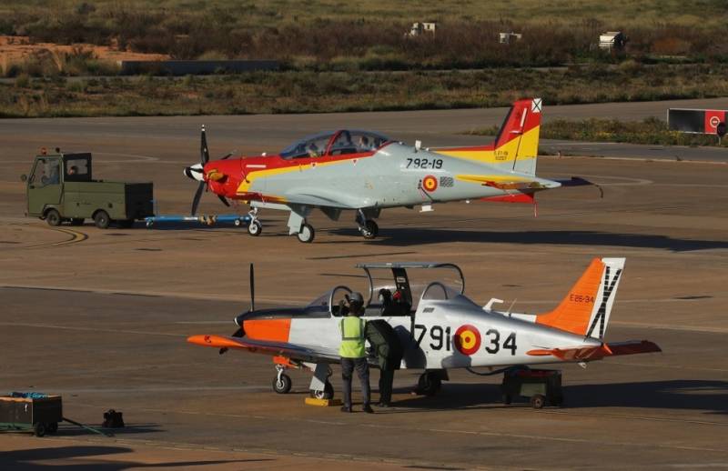 Los T-35 Tamiz (primer plano) se sustituirn por los PC-21. (Foto Julio Maz)