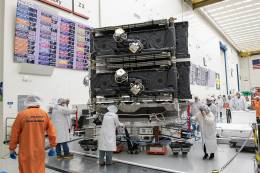 Miembros del equipo de Boeing preparan en contenedores los satélites O3b mPOWER para su envío.