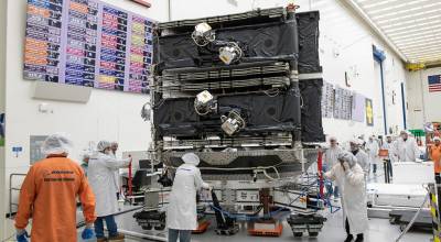 Miembros del equipo de Boeing preparan en contenedores los satélites O3b mPOWER para su envío.