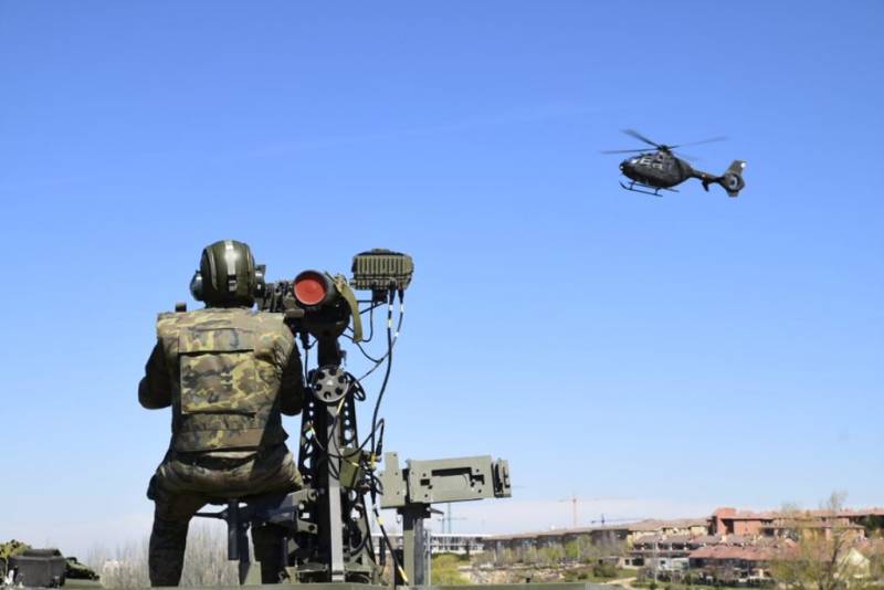 Ejercicio con lanzador de misil Mistral (Ejército de Tierra) Ejercicio con lanzador de misil Mistral (Ejército de Tierra)