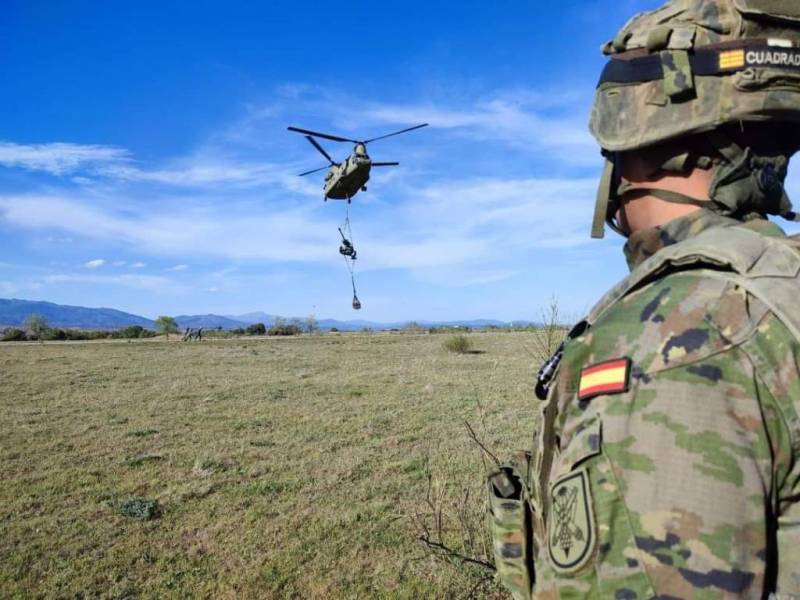Un suboficial del GACAPAC observa la llegada de uno de L118, trasportado en eslinga por un CH-47F. (Foto FUTER) Un suboficial del GACAPAC observa la llegada de uno de L118, trasportado en eslinga por un CH-47F. (Foto FUTER)