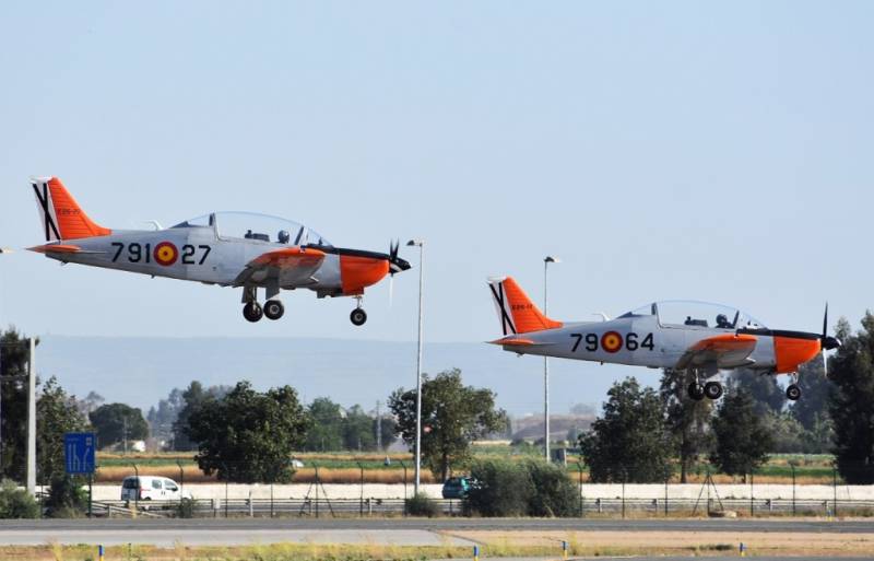 Dos T-35 Tamiz del Ejército del Aire aterrizando en Sevilla (Foto David García) Dos T-35 Tamiz del Ejército del Aire aterrizando en Sevilla (Foto David García)