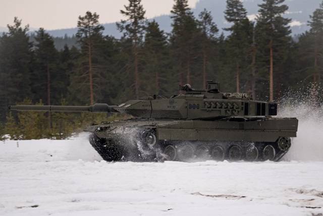 Carro de combate Leopardo 2E del Ejército de Tierra en Noruega en el Brilliant Jump 22. (foto BRIAC XII)