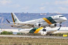 El Embraer ERJ-190 FAB291 despegando de Torrej�n, al fondo se ve a la espera de entrar en pista al FAB2590. (Foto Ruben Galindo)