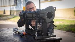 Tecnico de la compa�ia sueca imparte instrucciones.