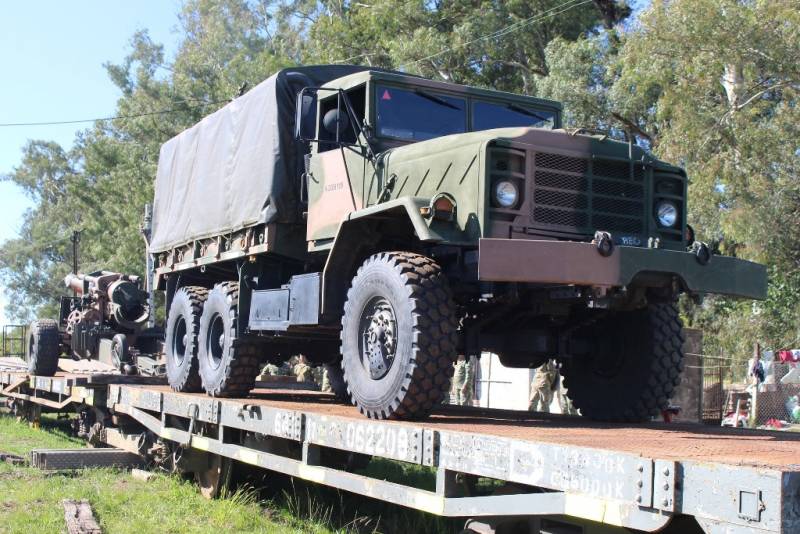 Camion M925A2 con su obus de 155 mm en los vagones. Camion M925A2 con su obus de 155 mm en los vagones.