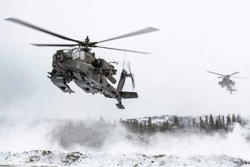 Helicpteros AH-64 del US Army operando sobre la glida Alaska. (Foto US Army)