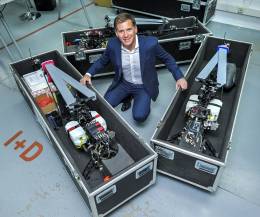 Eric Freeman con dos de los modelos de la empresa (AUS)