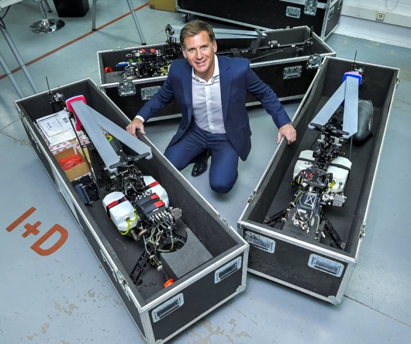 Eric Freeman con dos de los modelos de la empresa (AUS) Eric Freeman con dos de los modelos de la empresa (AUS)